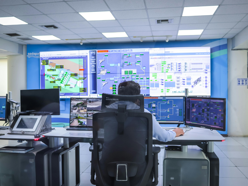 What does the Basic Traffic Control Course for workers cover, and who must take it?